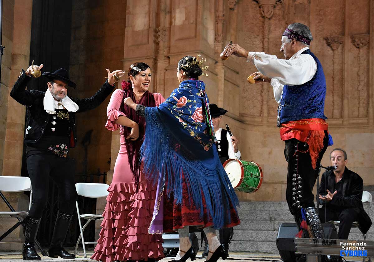 Bailaora flamenca y bailarines charros