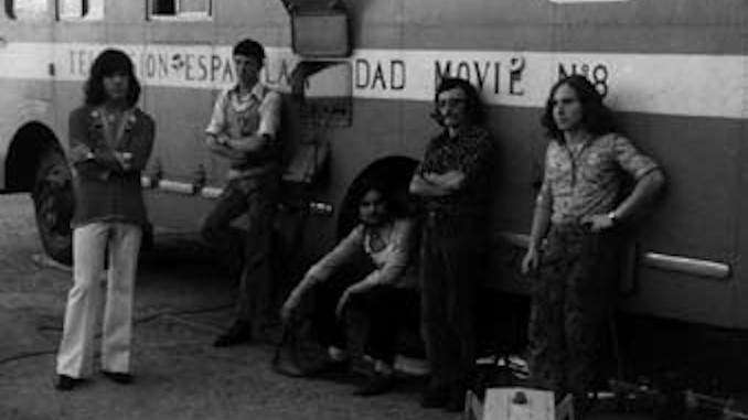 Cinco personas delante de un furgón de Televisión Española