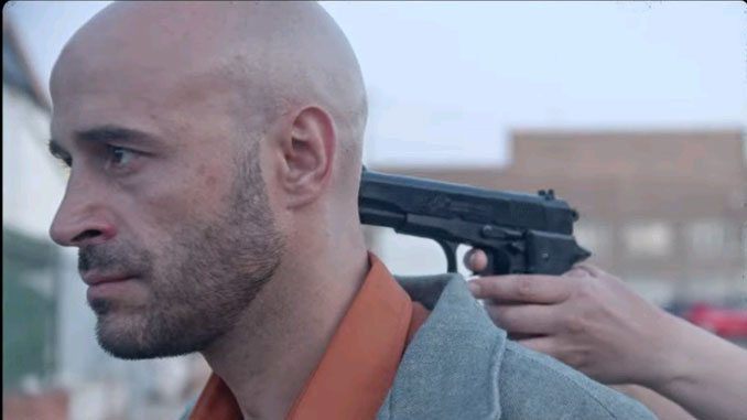 Fernando Jiménez perseguido y amenazado en una imagen del videoclip