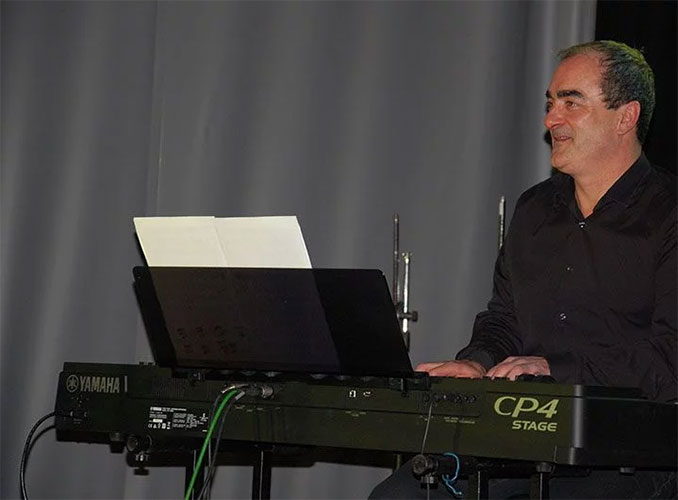 Víctor Reyes compositor de bandas sonoras, ganador de un premio Emmy